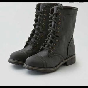 American Eagle lace-up hammer boot